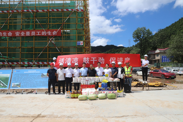 欧博官方网站集团开展“送清凉”运动 关爱一线职工